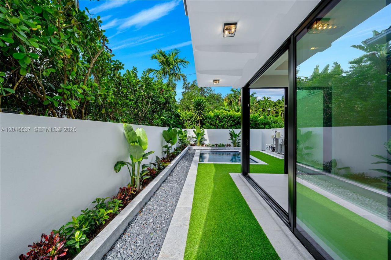 2712 S Le Jeune Rd, Coral Gables, FL 33134 Photo