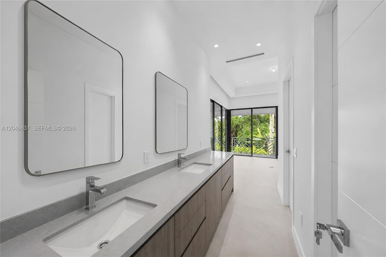 2712 S Le Jeune Rd, Coral Gables, FL 33134 Photo