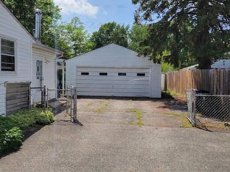 137 Redmond Road , Columbus, OH 43228 Photo 12