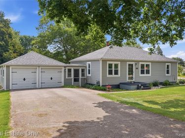 665 S Howell Street, Pinckney Vlg, MI 48169