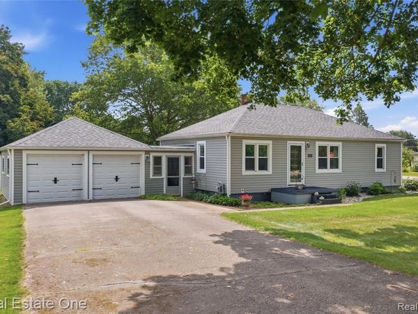 665 S Howell Street, Pinckney Vlg, MI 48169