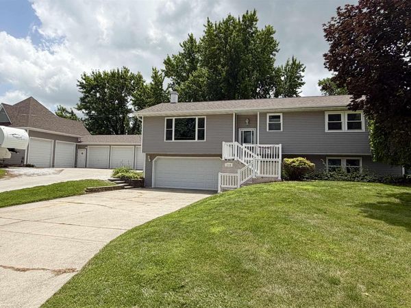 1115 N 9Th Avenue E, Newton, IA 50208