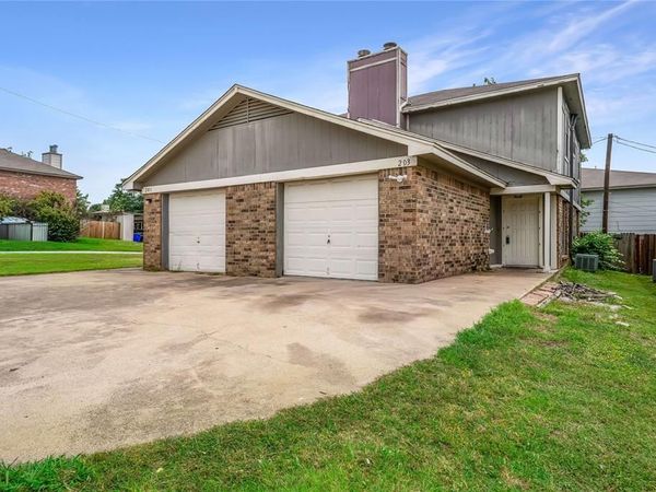 203 S Las Vegas Trail, White Settlement, TX 76108