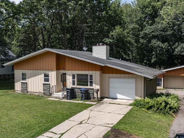 622 W FULTON STREET, Waupaca, WI 54981