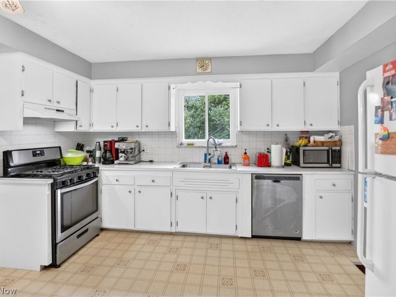 5040 Sandy Hook Drive, Parma, OH 44134 Photo 4
