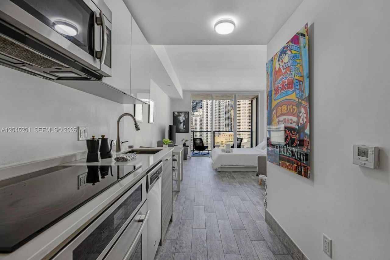 1300 Brickell Bay Dr, Unit 2713, Miami, FL 33131 Photo