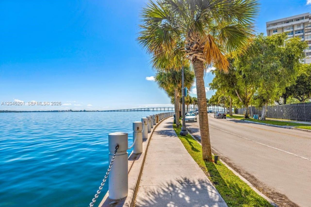1300 Brickell Bay Dr, Unit 2713, Miami, FL 33131 Photo