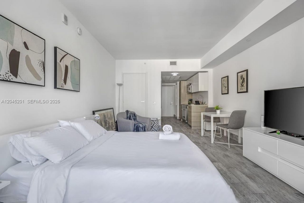 1300 Brickell Bay Dr, Unit 2713, Miami, FL 33131 Photo
