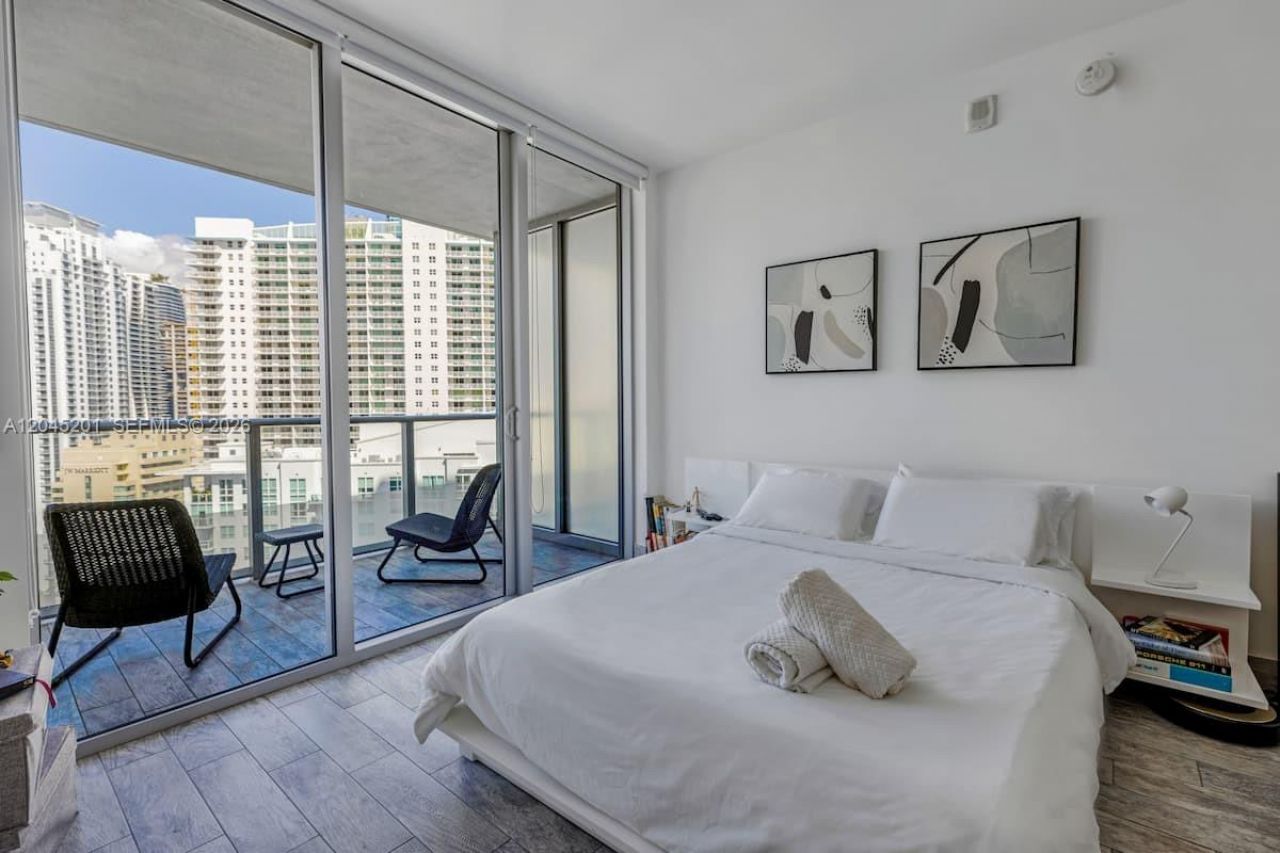 1300 Brickell Bay Dr, Unit 2713, Miami, FL 33131 Photo