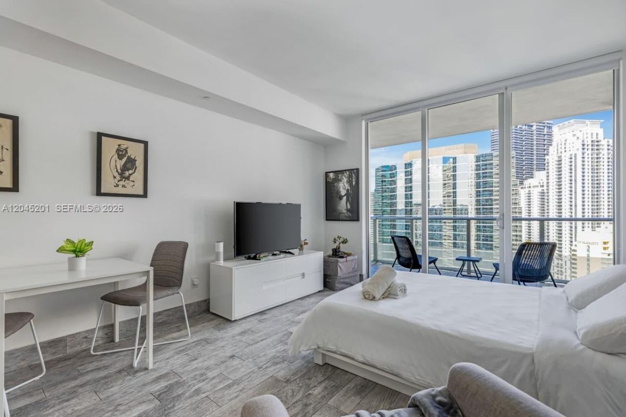 1300 Brickell Bay Dr, Unit 2713, Miami, FL 33131 Photo