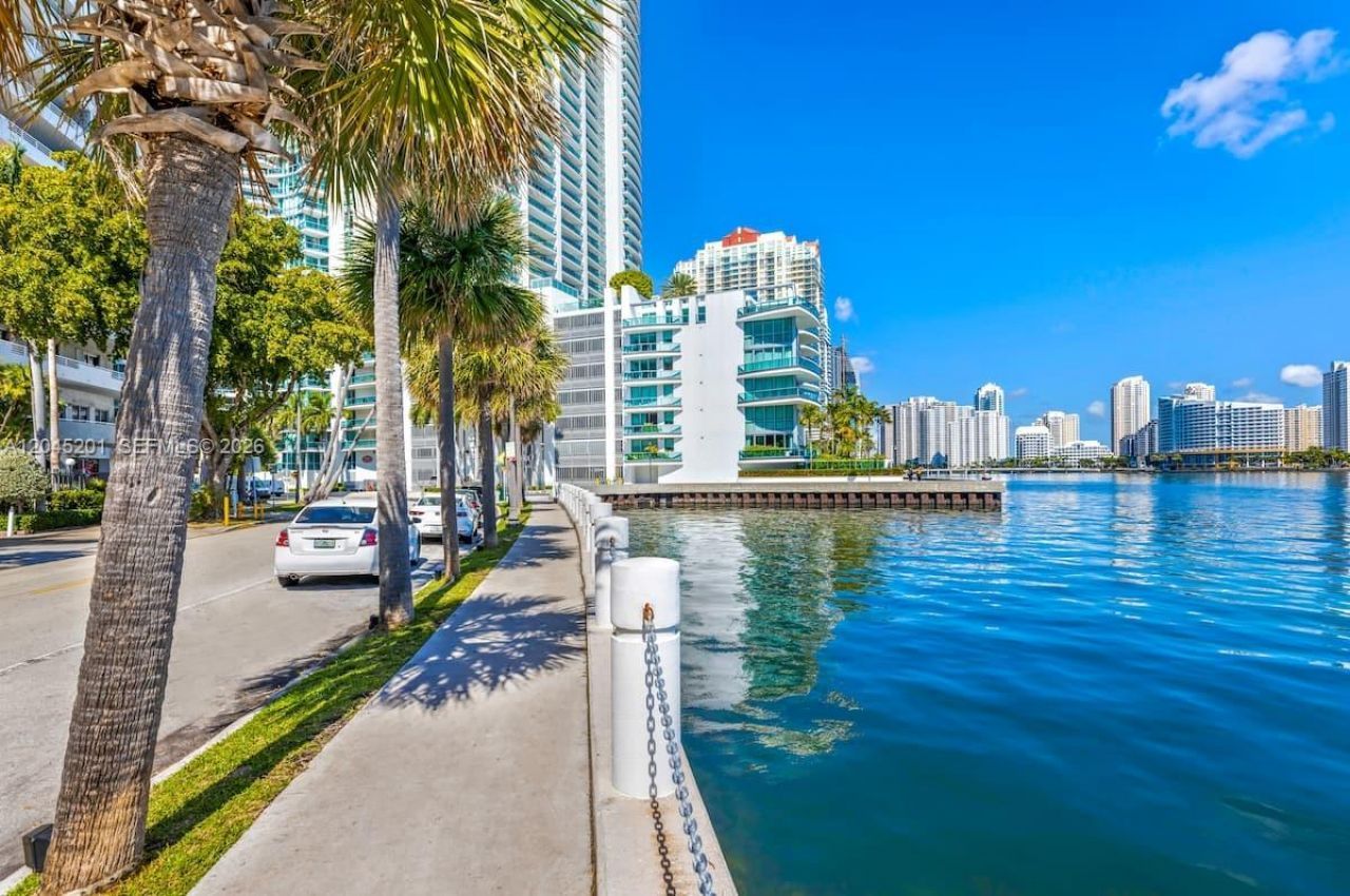 1300 Brickell Bay Dr, Unit 2713, Miami, FL 33131 Photo