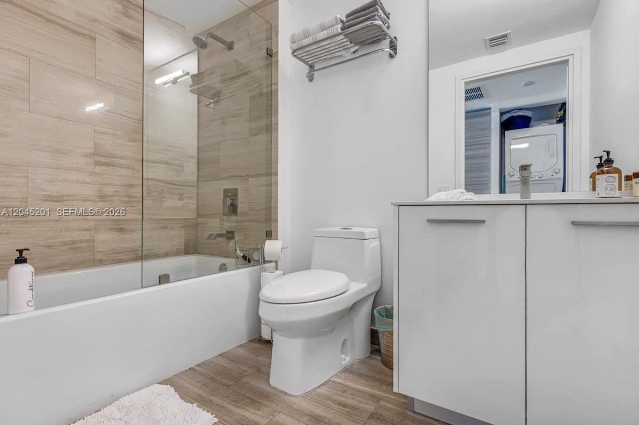 1300 Brickell Bay Dr, Unit 2713, Miami, FL 33131 Photo