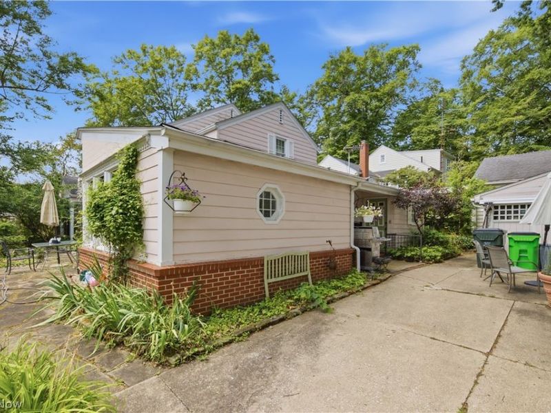 303 Cordelia Street SW, North Canton, OH 44720 Photo 9