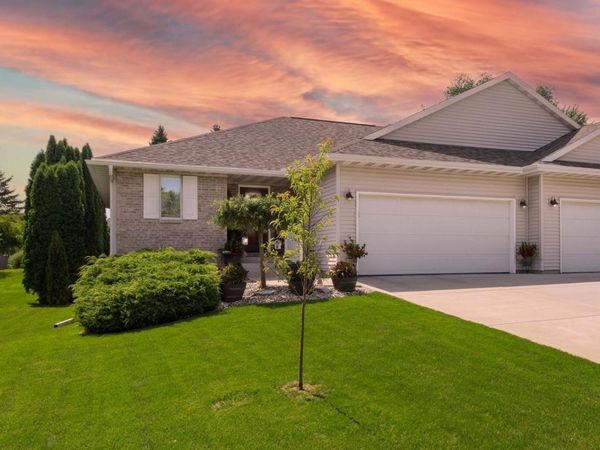 1043 N Wuthering Hills Drive, Janesville, WI 53546