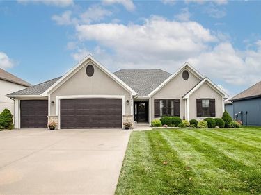 8829 N Essex Drive, Kansas City, MO 64156