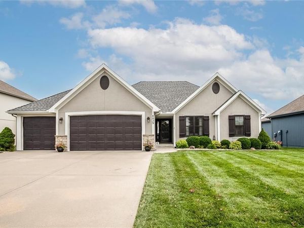 8829 N Essex Drive, Kansas City, MO 64156