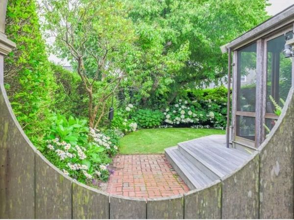 4 York, Nantucket, MA 02554