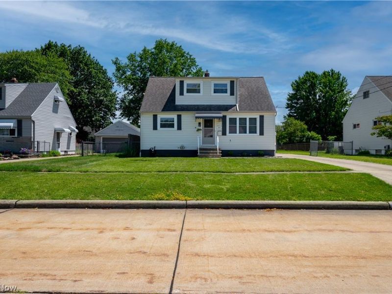 15541 Susan Drive , Brook Park, OH 44142 Photo 3