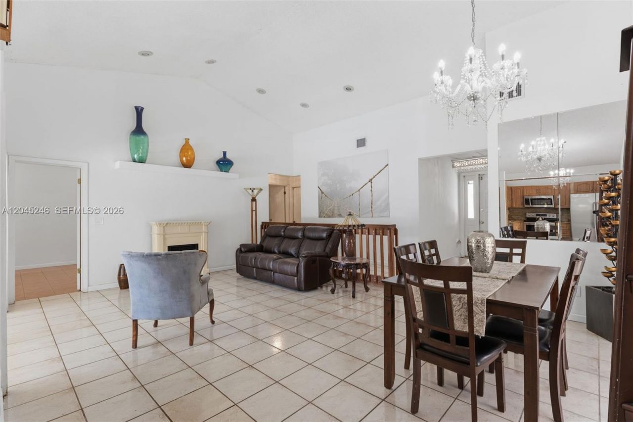 8165 NW 187th Ter , Hialeah, FL 33015 Photo