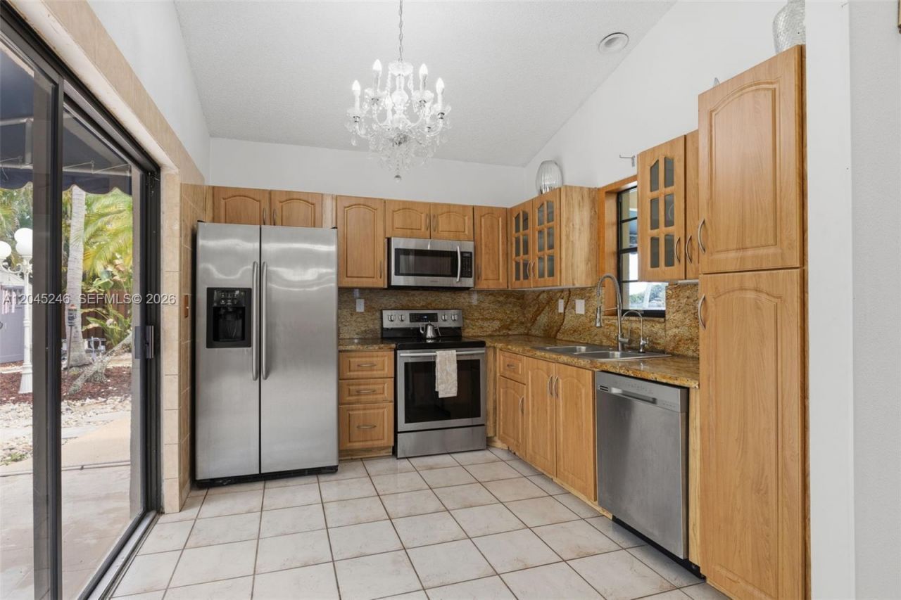 8165 NW 187th Ter , Hialeah, FL 33015 Photo