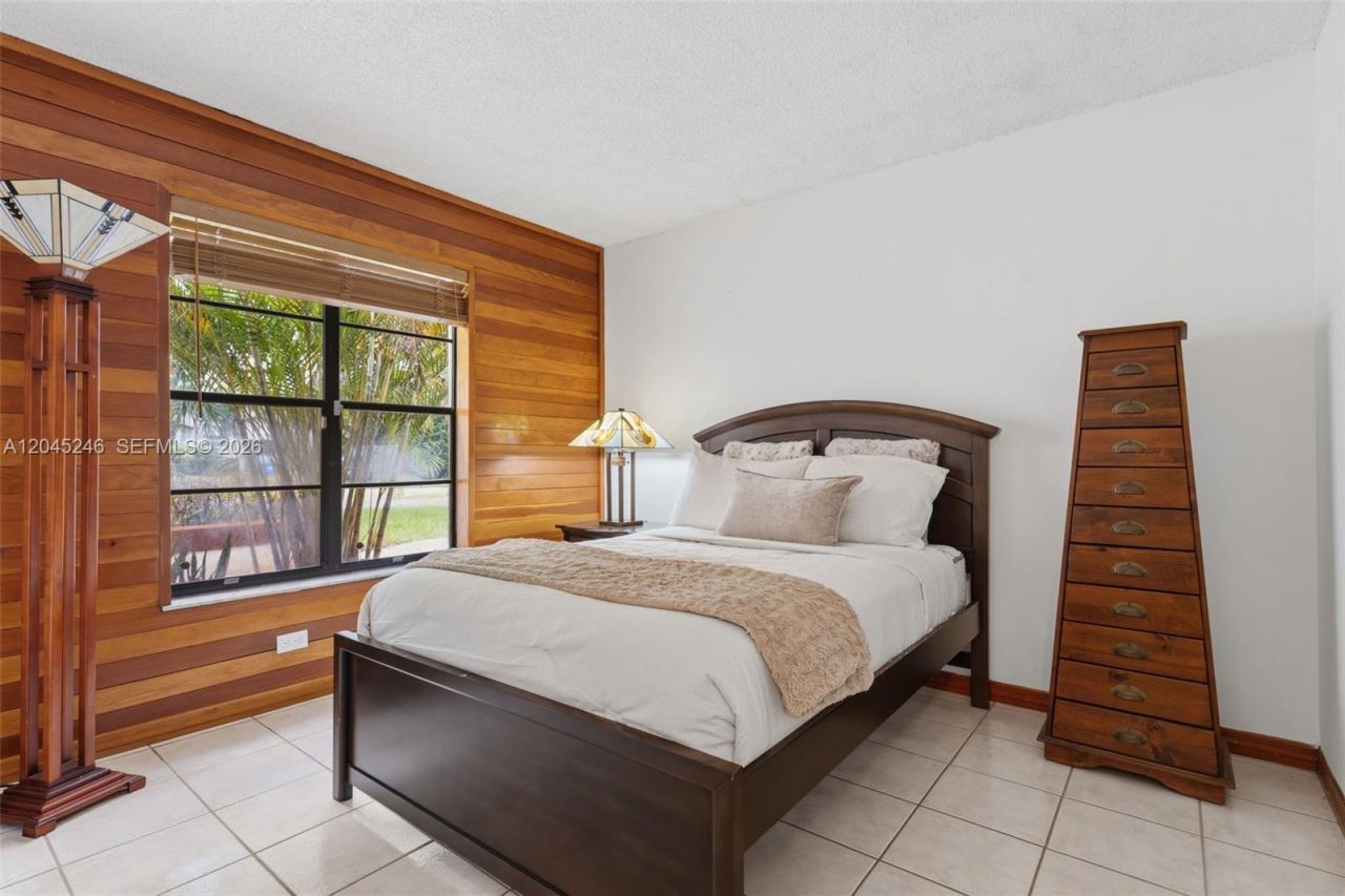 8165 NW 187th Ter , Hialeah, FL 33015 Photo