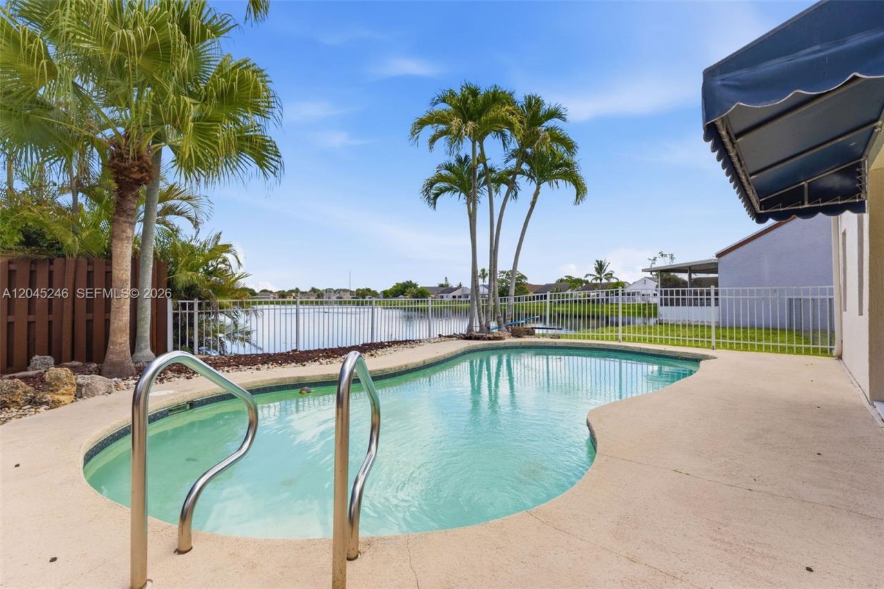 8165 NW 187th Ter , Hialeah, FL 33015 Photo