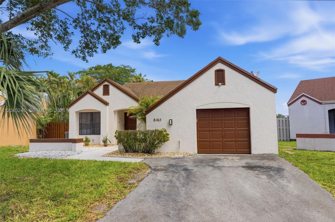 8165 NW 187th Ter , Hialeah, FL 33015 Photo