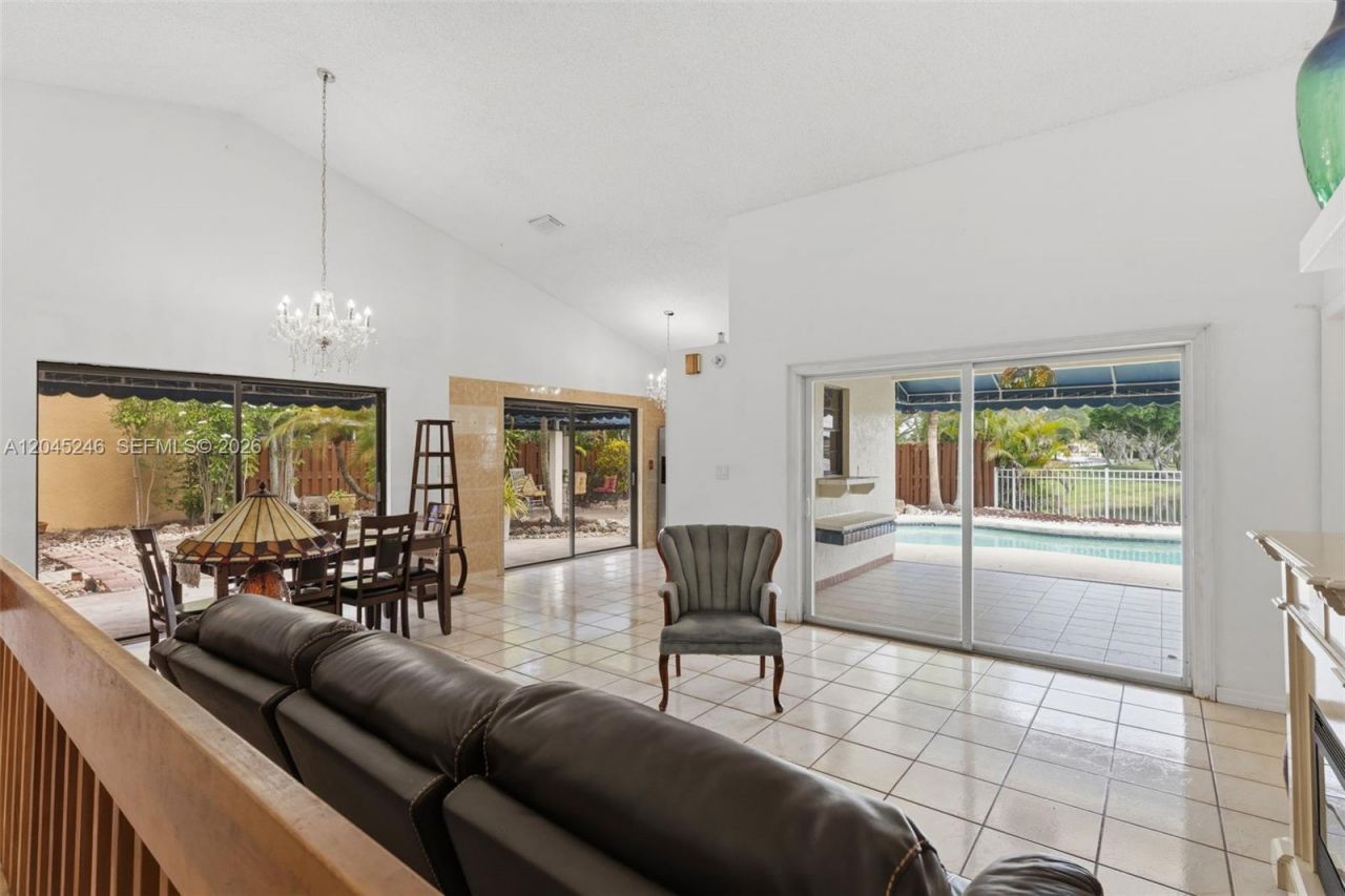 8165 NW 187th Ter , Hialeah, FL 33015 Photo