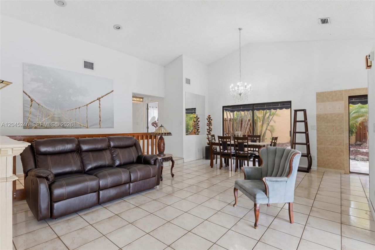 8165 NW 187th Ter , Hialeah, FL 33015 Photo