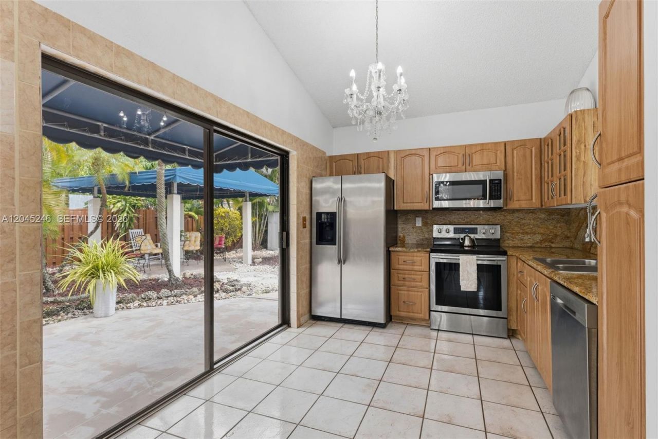 8165 NW 187th Ter , Hialeah, FL 33015 Photo