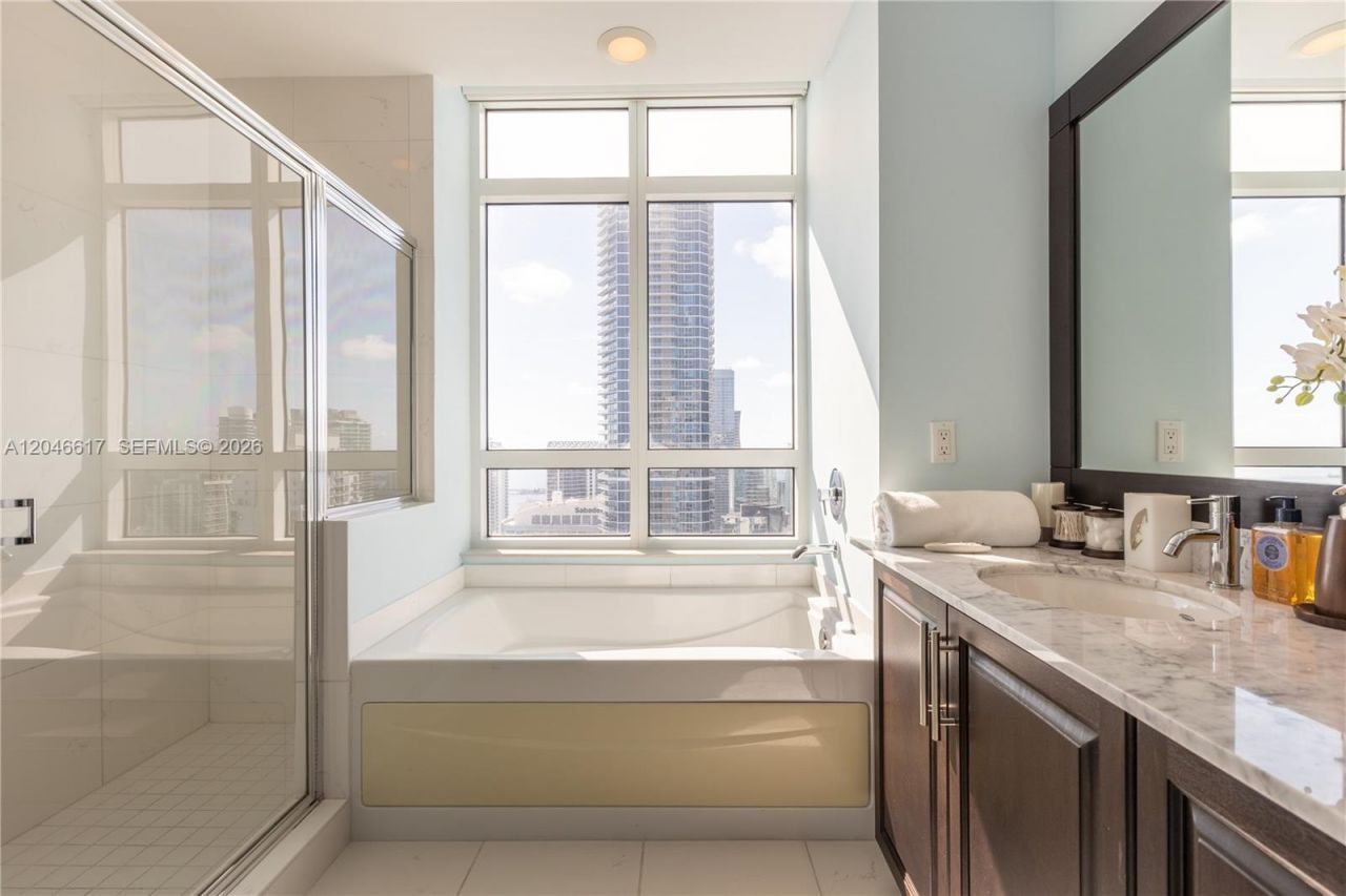 950 Brickell Bay Dr, Unit 5011, Miami, FL 33131 Photo