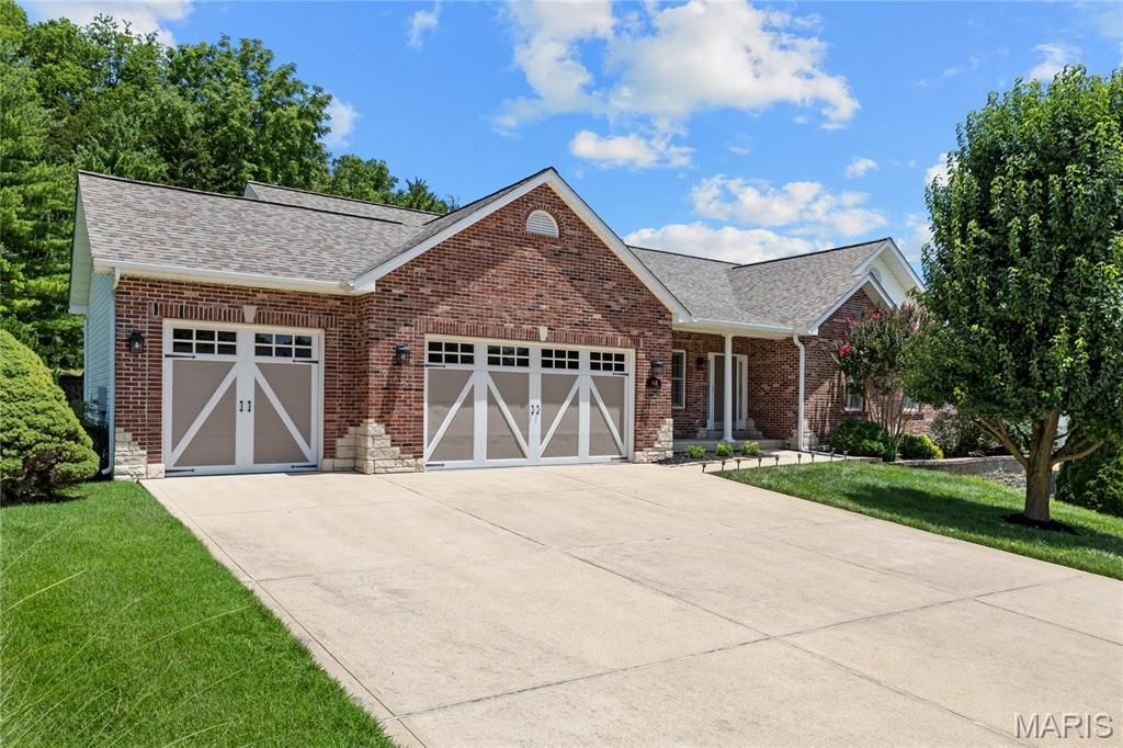 945 Huntington Chase Drive, Fenton, MO 63026 Main Photo