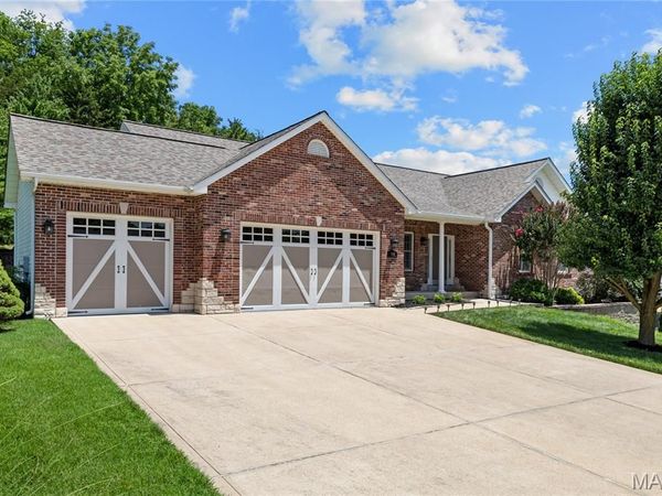 945 Huntington Chase Drive, Fenton, MO 63026