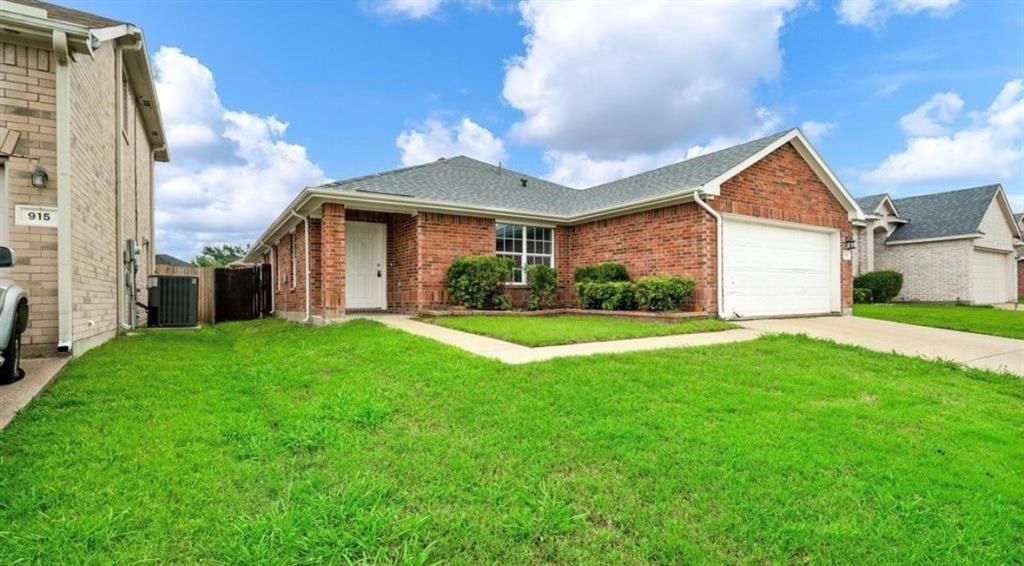 911 Hems Lane, Arlington, TX 76001 Main Photo