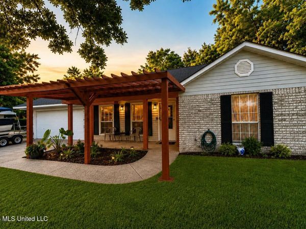 9208 Seahorse Avenue, Ocean Springs, MS 39564