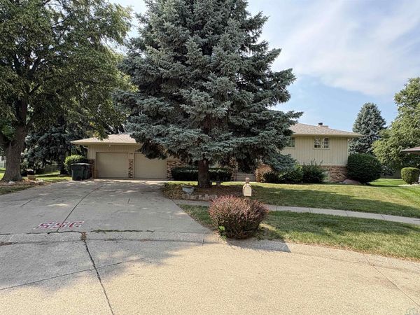 105 Burning Tree Circle, South Sioux City, NE 68776