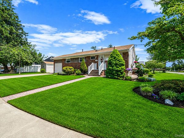 33 Wilshire Drive, North Babylon, NY 11703