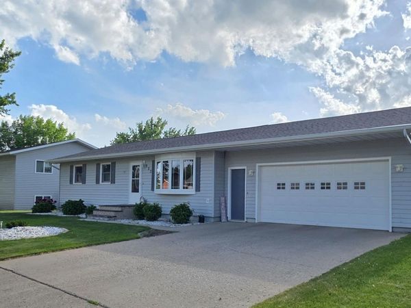 923 7th Avenue NW, Valley City, ND 58072