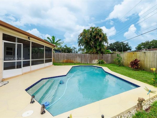 6870 Pershing St , Hollywood, FL 33024