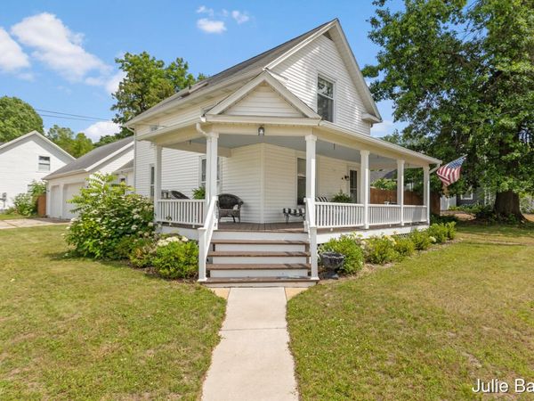40 S Monroe Street NE, Rockford, MI 49341