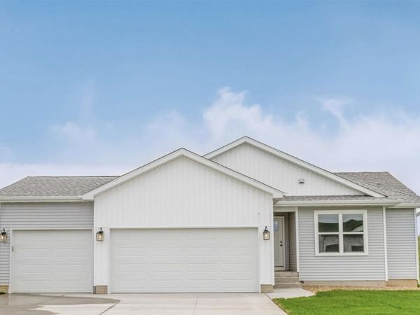 3927 Broomfield Drive, Cedar Falls, IA 50613