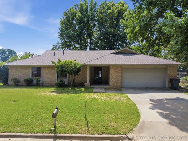 902 Cardinal Lane, Okmulgee, OK 74447