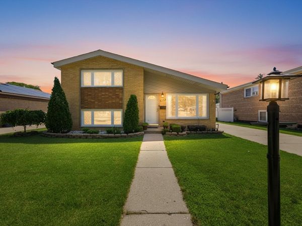 9937 MULBERRY Avenue E, Oak Lawn, IL 60453