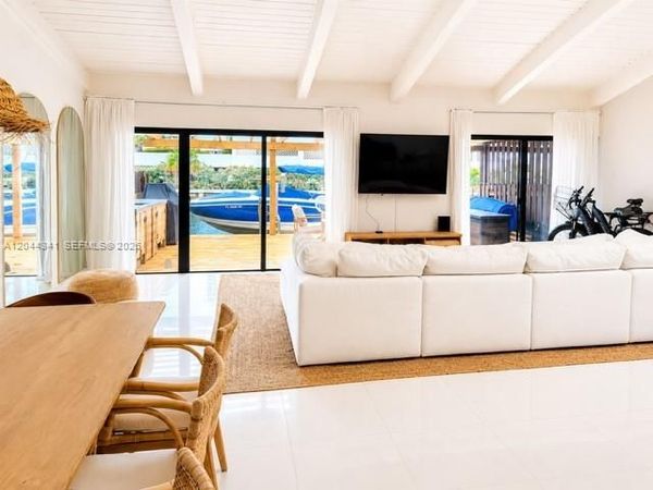 2641 S Parkview Dr, Hallandale Beach, FL 33009