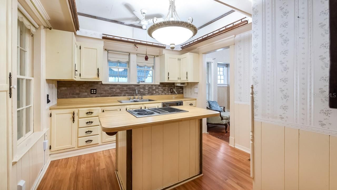 127 E Laurel Avenue , Howey in the Hills, FL 34737 Photo