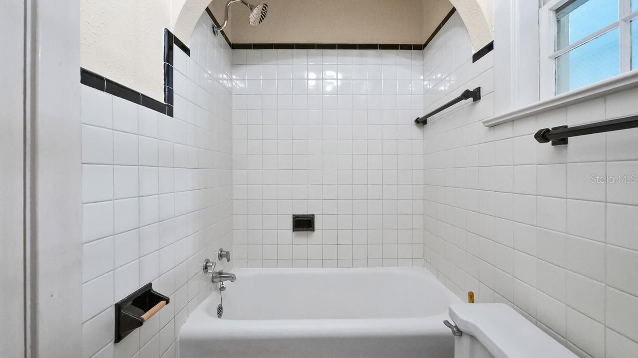 127 E Laurel Avenue , Howey in the Hills, FL 34737 Photo