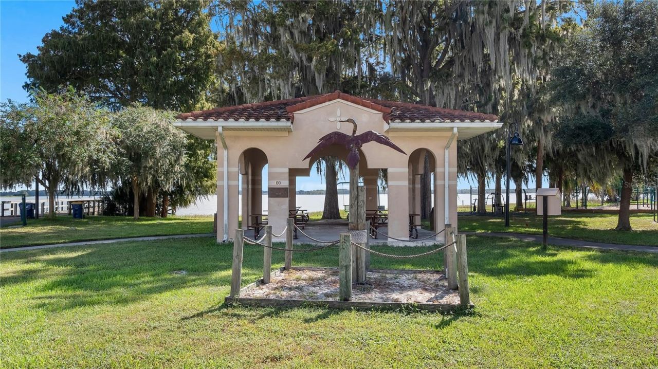 127 E Laurel Avenue , Howey in the Hills, FL 34737 Photo