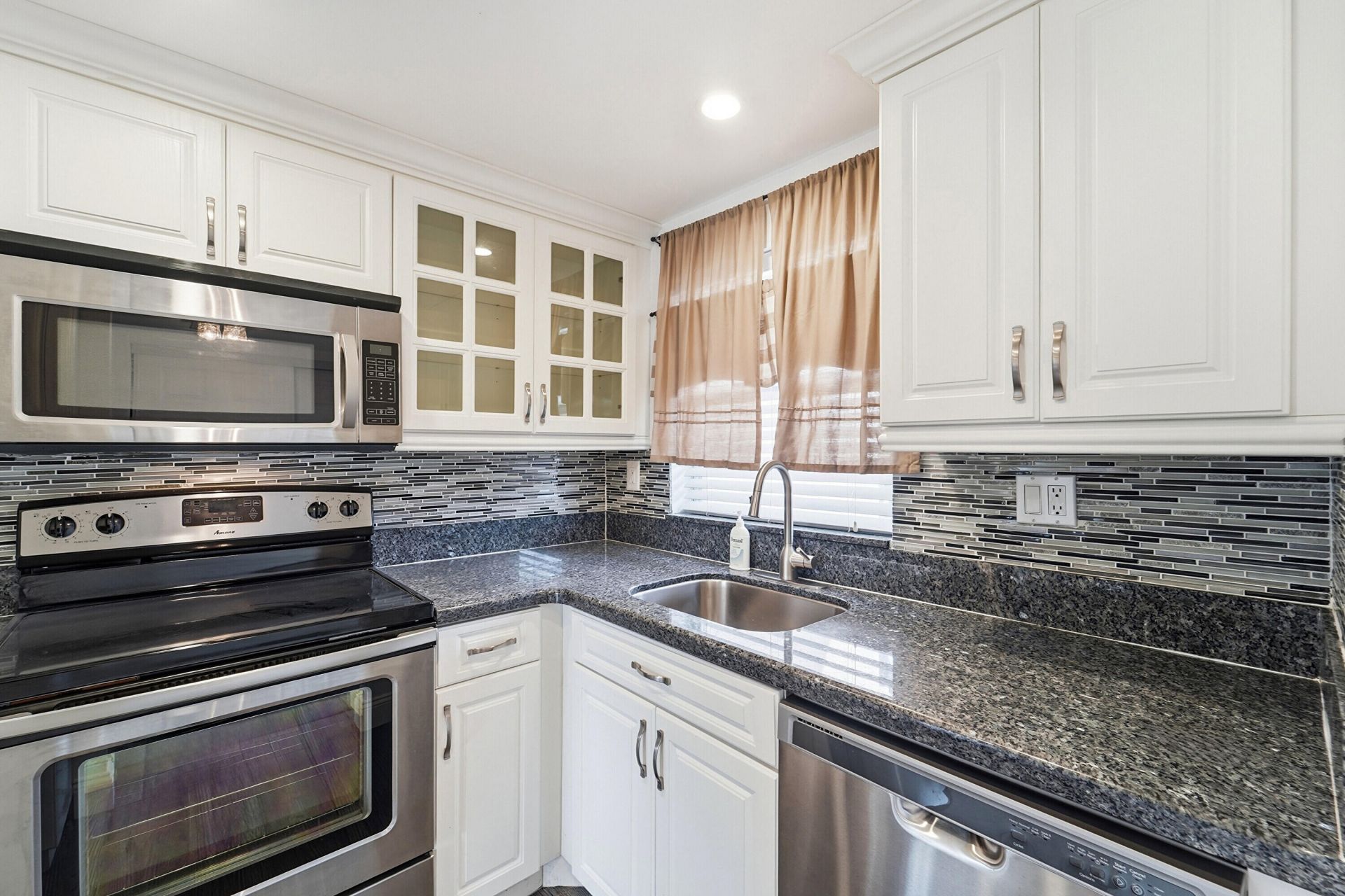 9360 Sunrise Lakes Boulevard, Unit 111, Sunrise, FL 33322 Photo