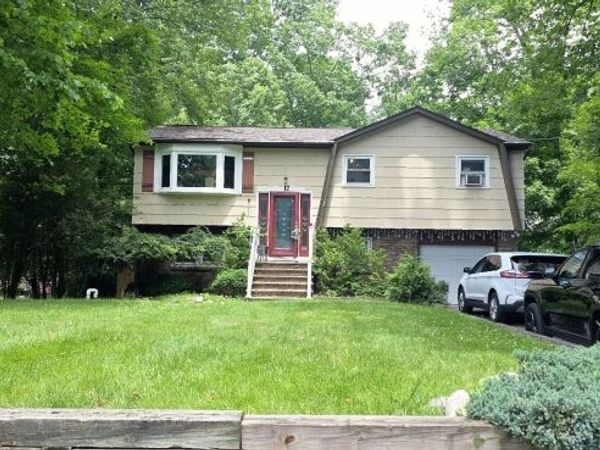 17 Penn State Trl, Hopatcong, NJ 07843