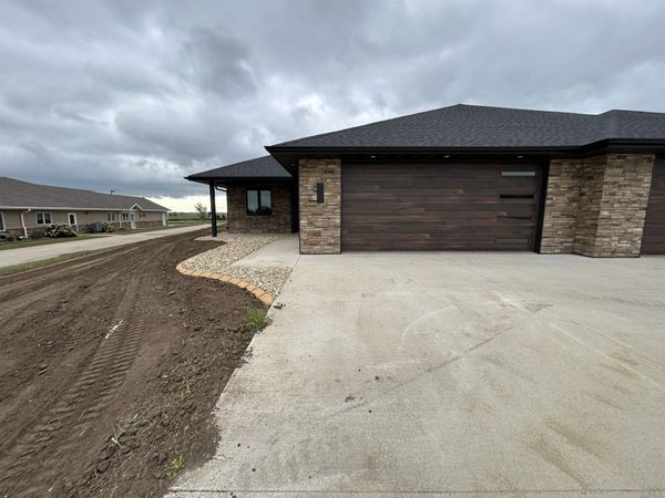 2075 Riviera RD, Sioux Center, IA 51250